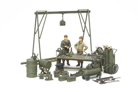 Tamiya 25106 - WWII US Field Maintenance Yard- 1/35 (w/2 Figures)